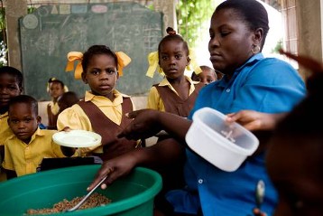 Schulkinder bei der Ausgabe des Mittagessens  in der Schule des Oeuvre St.Francois auf der Ile a Vache