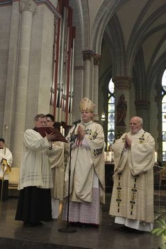 Bischof Franz-Josef Overbeck (mitte)