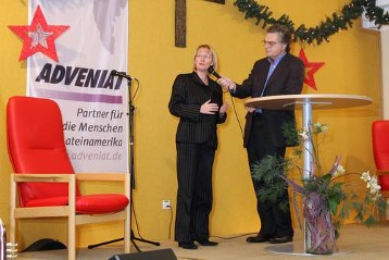 Eröffnung der ADVENIAT-Aktion 2008 im Augustinus-Haus in Gelsenkirchen, am 30.11.2008. (v.l.) Karin Kortmann Parlamentarische Staatssekretärin im BMZ im Gespräch mit dem Journalisten Jürgen Zurheide.