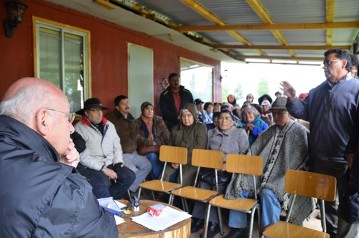 Prälat Klaschka (links) hört den den Angehörigen des Volkes der Mapuche genau zu. Fünf Mapuche-Gemeinden der Region Ayumapu hatten der Adveniat-Delegation einen Brief überreicht, in dem sie um Unterstützung durch die Bundesregierung bitten.