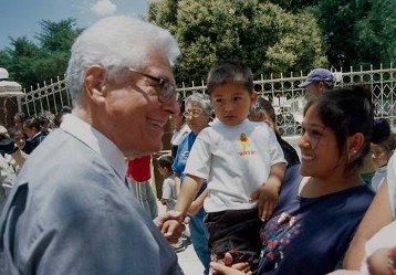 Weihbischof Franz Grave besucht Familien von Migranten, die in den USA leben: Mütter und Kinder sind in Ocampo, Bundesstaat Guanajuato, auf die finanzielle Unterstützung ihrer Verwandten in den USA angewiesen.