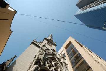 Im Zentrum von Mexiko Stadt gibt es nicht viele Kirchen. Sie ducken sich unter den hochaufragenden neuen Hochhäusern der Megacity.