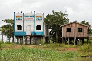 Ein Tempel der "Igreja Pentecostal" an einem Seitenarm des Amazonas bei Manaus