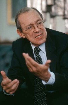 Professor Dr. Salomon Lerner in seinem Büro in der katholischen Universität in Lima mit dem Bericht der Wahrheitskommission