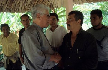 Weihbischof Franz Grave im Gespräch mit Migranten aus Mittelamerika in der Herberge ãBelémÒ in der südmexikanischen Stadt Tapachula.