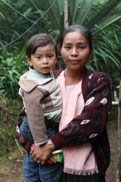 Indigene Mutter mit Kind des Dorfes Pauliux der Gemeide San Cristóbal Verapaz/Cobán, Guatemala