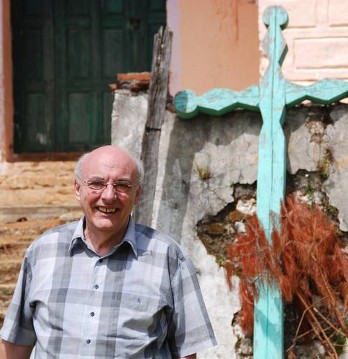 Prälat Bernd Klaschka, Geschäftsführer von Adveniat, schaut sich in Carmen Arcotete um. Das Dorf in der Nähe von San Cristobal de las Casas liegt in Chiapas, einem der ärmsten Bundesstaaten Mexikos.