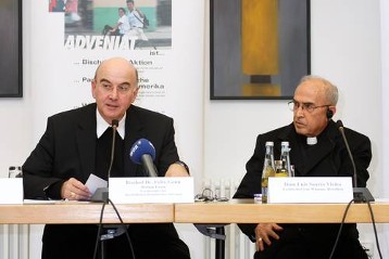 27.11.2008: Pressekonferenz zur bundesweiten Eröffnung der Adveniat Aktion 2008 im Bistum Essen (Generalvikariat Essen). v.l.n.r. Bischof Dr. Felix Genn und Erzbischof Dom Luiz Soares Vieira (Brasilien)