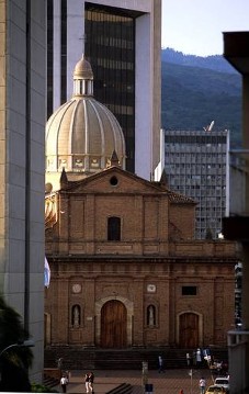 Cali 
Die Kathedrale mit Hochhäusern in Cali, Kolumbien, Januar 2004