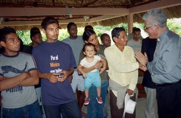 Weihbischof Franz Grave im Gespräch mit Migranten aus Mittelamerika in der Herberge ãBelémÒ in der südmexikanischen Stadt Tapachula.