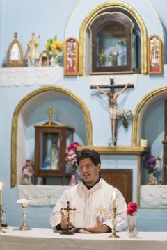 Padre Lucas bei der Pilgermesse Nuestra Senhora del Rosario in der Kapelle des Bergdorfes San Antonio de Cajón.
