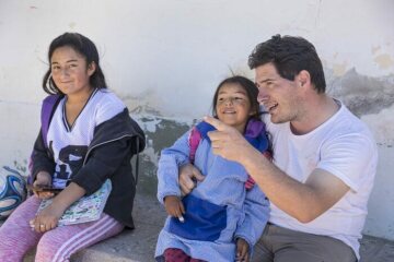 Padre Lucas im Gespräch mit Kindern vor der Schule im Bergdorf La Hoyada.