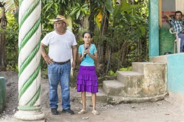 Glória Lara (rechts, 52 Jahre) mit Padre Melo bei einer Versammlung im Bergdorf El Pital. Menschen wie Doña Glória gibt Padre Melo Kraft, Hoffnung und hilft ihr dabei, ihren Glauben an Gott nicht zu verlieren. Padre Melo: „Ein Volk, das sich nicht organisiert, kann man leicht an der Nase herumführen.“