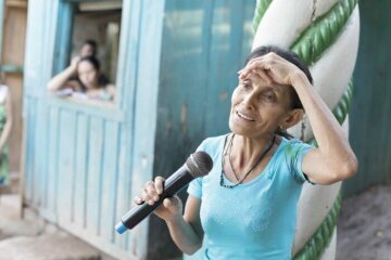 Glória Lara (52 Jahre) hier bei einer Versammlung im Bergdorf El Pital. Menschen wie Doña Glória gibt Padre Melo Kraft, Hoffnung und hilft ihr dabei, ihren Glauben an Gott nicht zu verlieren. Padre Melo: „Ein Volk, das sich nicht organisiert, kann man leicht an der Nase herumführen.“