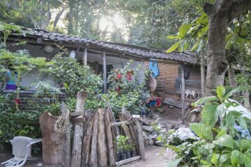 Auch Doña Glória (52 Jahre) und ihre Familie sind von der Krise betroffen- hier ihr Haus. Vor 40 Jahren haben sie aus der Not heraus Land besetzt. Bis heute können sie daher überleben. Viel ist es nicht, sie leben in extremer Armut. Neben dem fehlenden Land ist die nicht vorhandene Gesundheitsversorgung und Wasser ein Problem: es gibt immer weniger. Was ihr hilft ist ihr fester Glaube. Und Radio Progreso, das sie jeden Morgen hört – auch wenn der örtliche Priester dies verboten hat.