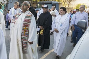Padre Lucas (2 v.r.) bei der Prozession während des 50. Patronatsfestes Nuestra Senhora del Rosario in Cafayete.