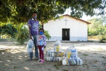 Schwester Neusa do Nascimento und Schwester Leticia verteilen Lebensmittel, Hygieneartikel und Schutzmasken im Rahmen der Corona-Soforthilfe der Fischereipastorale CPP