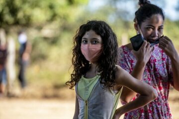 Jugendliche/Mädchen mit Schutzmaske. Schwester Neusa do Nascimento und Schwester Leticia verteilen Lebensmittel, Hygieneartikel und Schutzmasken im Rahmen der Corona-Soforthilfe der Fischereipastorale CPP