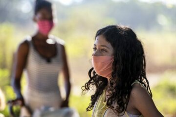 Jugendliche/Mädchen mit Schutzmaske. Schwester Neusa do Nascimento und Schwester Leticia verteilen Lebensmittel, Hygieneartikel und Schutzmasken im Rahmen der Corona-Soforthilfe der Fischereipastorale CPP