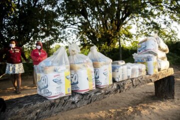 Schwester Neusa do Nascimento und Schwester Leticia verteilen Lebensmittel, Hygieneartikel und Schutzmasken im Rahmen der Corona-Soforthilfe der Fischereipas torale CPP