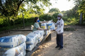 Schwester Neusa do Nascimento und Schwester Leticia verteilen Lebensmittel, Hygieneartikel und Schutzmasken im Rahmen der Corona-Soforthilfe der Fischereipastorale CPP