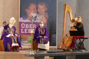 Bischof Overbeck, Pfarrer Georg Klar und die Harfenistin Bettina Linck