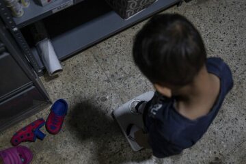 Ein Migrantenkind aus Honduras unterzieht sich in der Herberge "Casa Mambré" einer  medizinischen Untersuchung. Mit 10 Kilo auf der Waage ist es für sein Alter unterernährt.