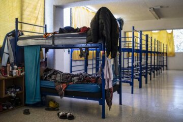 Schlafzimmer für Männer: Aufgrund der Corona-Pandemie wurde aus Sicherheitsgründen die Aufnahme von Migranten in der Casa Mambré beschränkt.
