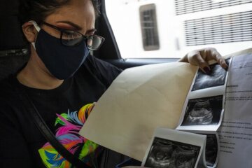 Nayeli (24) zeigt auf dem Weg ins Krankenhaus stolz ihre letzten Ultraschallbilder. Das Baby wird Mitte 2021 erwartet - fast 1500 Kilometer von Honduras, ihr Heimatland, entfernt.