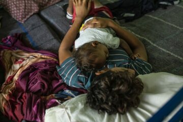 Vater und Sohn ruhen bequem in einem Bett in der Migrantenherberge "Casa Mambré". Rund 3000 Kilometer trennen Guatemala von den USA. Eine sehr gefährliche Reise, die durchschnittlich ein bis drei Monate dauern kann.