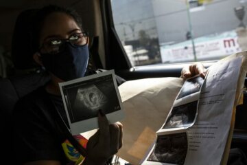 Nayeli (24) zeigt auf dem Weg ins Krankenhaus stolz ihr letztes Ultraschallbild. Das Baby wird Mitte 2021 erwartet.