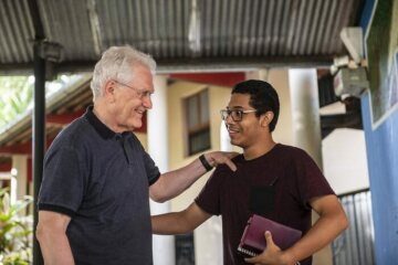 Dom Leonardo Steiner, Erzbischof von Manaus, spricht mit einem Seminaristen.
