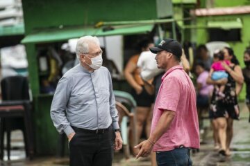 Dom Leonardo Steiner, Erzbischof von Manaus, spricht mit einem Mann im alten Hafen.