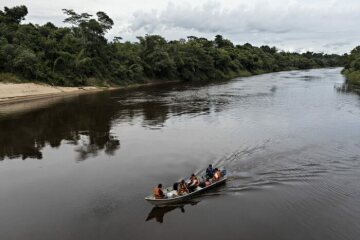 Das Gesundheitsteam  auf einer medizinischen Behandlungsreise über den Fluss Yata zur indigenen Gemeinschaft der Chacobos, Gemeinde Las Petas