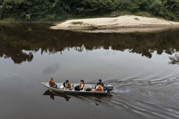 Das Gesundheitsteam auf einer medizinischen Behandlungsreise über den Fluss Yata zur indigenen Gemeinschaft der Chacobos, Gemeinde Las Petas