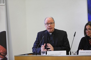 Pressekonferenz zur Eröffnung der bundesweiten Weihnachtsaktion 2022 am ersten Advent im Bistum Trier.

Der Bischof von Trier Dr. Stephan Ackermann