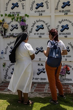 María Lourdes Álvarez Posada (rechts), Psychologin und Koordinatorin im Bistum von Apartadó, Spricht mit einer Schwester über Migranten die in Necoclí gestorben sind.