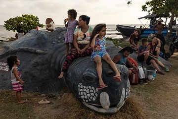 Kinder spielen am Strand von Necoclí aus. Necoclí ist ein Touristendorf in Kolumbien, der nicht in der Lage ist, die Hunderten von Migranten unterzubringen, die jede Woche ankommen.