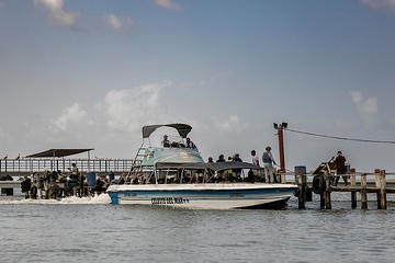 Schnellboote bringen Migranten von Necoclí über den Golf von Urubá nach Acandí, von wo aus sie einen anstrengenden 6-7-tägigen Marsch durch einen gnadenlosen Dschungel nach Panama beginnen werden