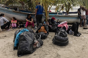 Die Migranten haben alles bereit, um in die Schnellboote einsteigen zu können. Viele kommen ohne Geld in Necoclí an und müssen zunächst arbeiten, um die Kosten für die Überquerung zu sammeln.