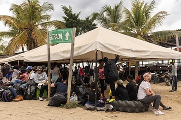 Jeden Morgen versammeln sich die Migranten am Eingang des Piers, von dem aus die Schnellboote abfahren, die den Urubá-Golf zum Darién-Gap überqueren.