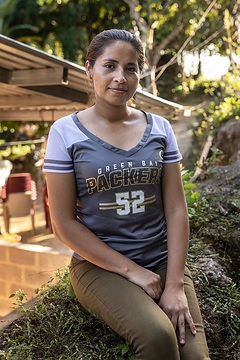 Porträt von Erica Yamilet Campos (31) Inhaberin der Pupusería "El Buen Sabor" (Maisfladen Restaurant). "Von meinen Einnahmen habe ich zuletzt den beiden Kindern Schulsachen gekauft. Da war ich total stolz."