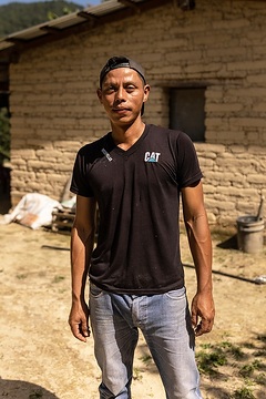 Porträt von Irwin Abrego (32) der in seinem Gewächshaus Bio-Gemüse für den Verkauf anbaut.