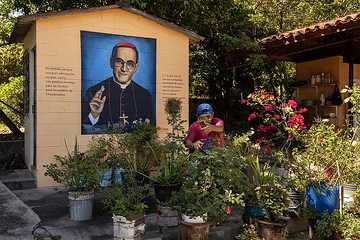Kleiner Garten und Gedänkstätte für Erzbischof Oscar Arnulfo Romero im Parkplatzbereich des Caritas Gebäudes in San Bartolo, Chalatenango.