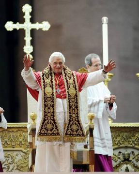 Papst Benedikt XVI. am 10. Juni 2010 auf dem Petersplatz im Vatikan.