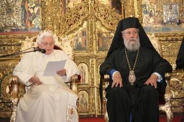 Papst Benedikt XVI. traf am 5. Juni 2010, während seiner Apostolischen Reise nach Zypern, den griechisch-orthodoxen Erzbischof von Zypern Chrysostomos II..