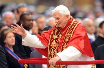 Papst Benedikt XVI. begrüßt am 24. November 2012 winkend die Teilnehmer des Konsistoriums im Petersdom im Vatikan.