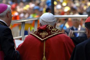 Papst Benedikt XVI. besuchte während des 5. Weltfamilientags in Valencia, am 8. Juli 2006 die U-Bahn Station Jesus. Vor einigen Tagen ereignete sich dort ein schweres Zugunglück. Papst Benedikt XVI. legte einen Kranz nieder und sprach ein Gebet.