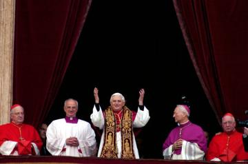 Kardinal Joseph Ratzinger zeigt sich kurz nach seiner Wahl zu Papst Benedikt XVI. am 19. April 2005 auf der Loggia des Petersdomes im Vatikan.