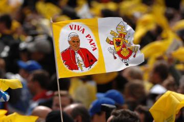 Fahne mit dem Konterfei von Papst Benedikt XVI. und der Aufschrift "Viva Papa", sowie dem Papstwappen am 9. September 2007 in Wien.